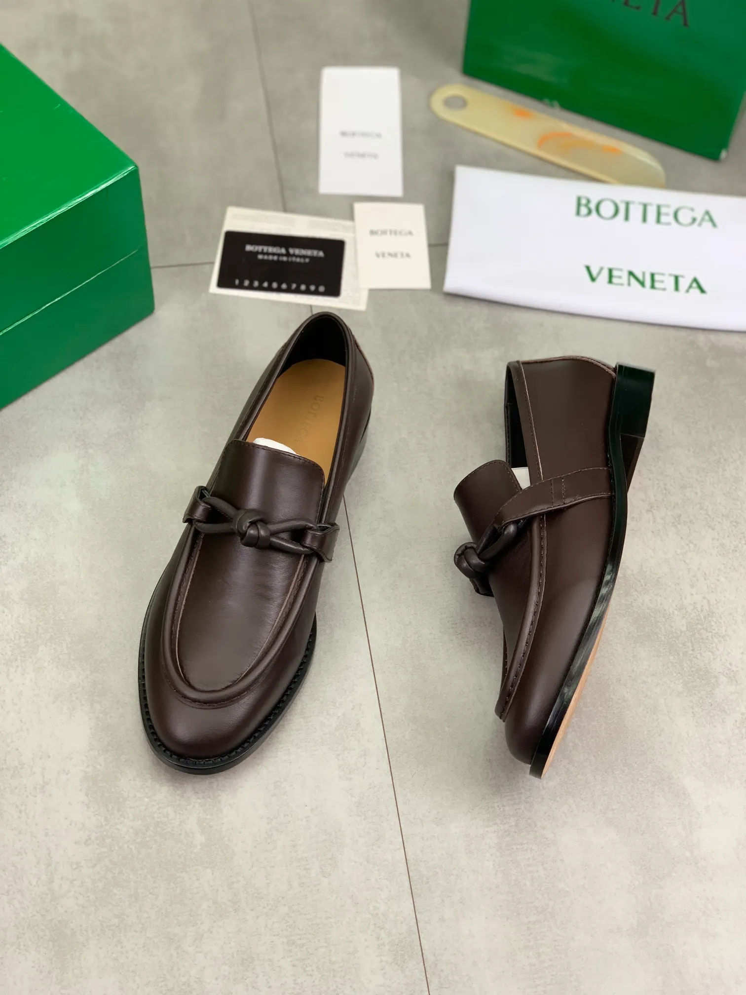 Men's shoes 💰P820 [New model] (genuine leather outsole) water-dyed cow lining 💰High-quality business couple leather shoes 💎💎💎 BOTTEGA VENETA official website synchronizes the latest top version of BV in the market, accept material comparison, shoe type comparison, process comparison, practical and textured, versatile and suitable for any occasion, the more you look at it, the more flavorful it becomes. Purely hand-knitted craftsmanship - Upper material, calfskin imported from Italy 🇮🇹 - High-quality water-dyed cowhide lining - Original private model customized leather outsole -Size: Female 35-39 (40 ordered) Male 39-44 (38 45 can be customized) Color: Multiple colors available